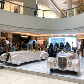 shopping mall / shopping / shopping center