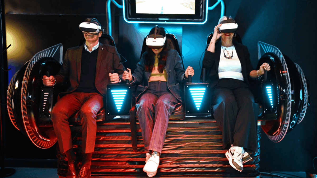 PM Sánchez Experiences Our VR Space Travel | Owatch™