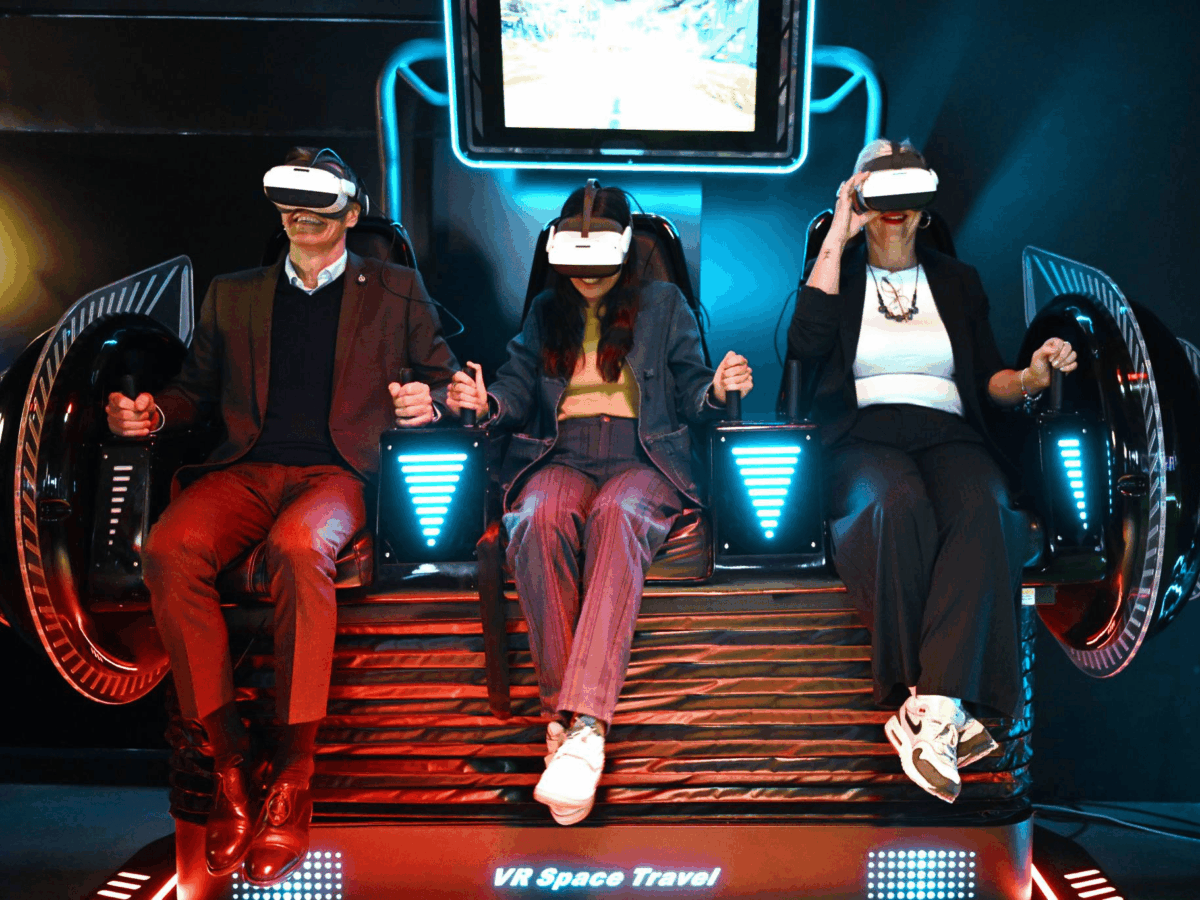 PM Sánchez Experiences Our VR Space Travel | Owatch™